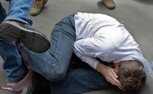 На Днепропетровщине во время ссоры мужчина проломил знакомому череп