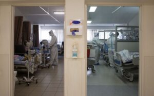 Какой кашель указывает на коронавирус и как его отличить от простуды: объяснение