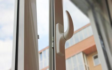 В Запорожье экс-полицейский выбросился из окна на 8-ом этаже