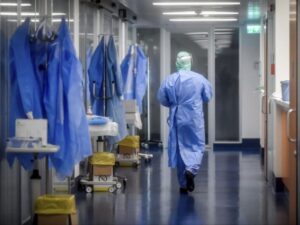 В Кабмине назвали суммы выплат семьям погибших от коронавируса медиков