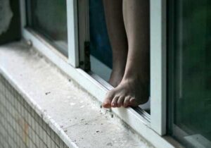 В Днепре на Запорожском шоссе из окна 9-го этажа выпрыгнула психически больная женщина