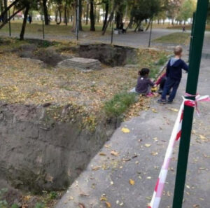В парке Днепра дети играют в разрытой могиле