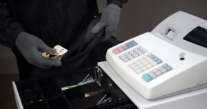 В Днепре на Рабочей мужчина ограбил пивной магазин