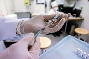 Минздрав утвердил перечень профессий, для которых прививки против COVID-19 является обязательным