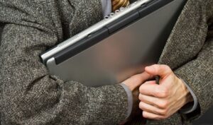 В Днепре мужчина пытался обокрасть офис, но случайно попал на камеру