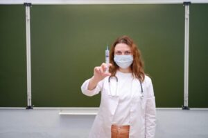 В МОЗ рассказали, как вакцинация повлияет на зарплаты учителей