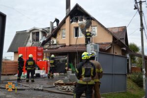 Пожар тушили 12 спасателей: под Днепром горел строительный магазин (Фото и видео)