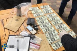 В Украине сбывали фальшивые доллары премиум-качества