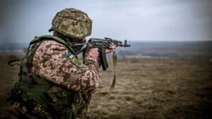 На Донбассе боевики стреляли из минометов и пулеметов: ранен украинский боец