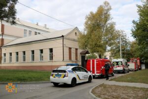 В Днепре на Караваева горела школа: вывели более 700 человек