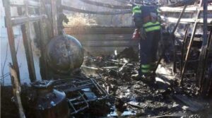 На Днепропетровщине молодой мужчина погиб при пожаре в металлическом вагончике