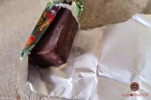 На рынке Днепра мужчине продали конфеты с червями (Фото, видео)