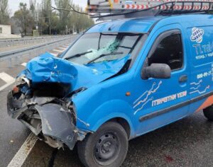 На набережной Днепра Renault влетел в эскаватор