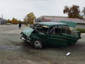 В Новомосковском районе на перекрестке столкнулись две легковушки: есть пострадавший