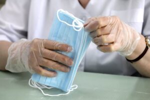 Нужно ли носить маску вакцинированным от COVID-19