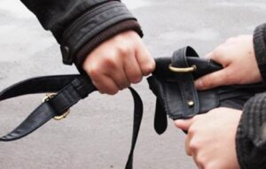 Ударил бутылкой по голове и отобрал сумку: в Днепре задержали подозреваемого в нападении