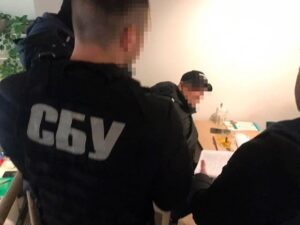 Пытали и требовали деньги: троих сотрудников СБУ подозревают в похищении иностранного программиста