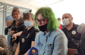 Суд озвучил новое решение по делу девушки, ранившей из арбалета учителей полтавской школы