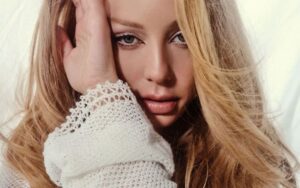 Тина Кароль в мини-платье восхитила своим видом (фото)