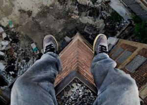 На Днепропетровщине 9-летний мальчик упал с 4-го этажа недостроя
