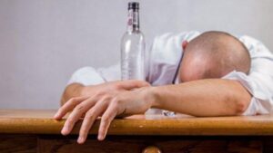 В Кривом Роге пьяный мужчина упал на собственный нож 
