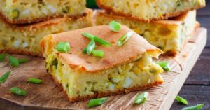 Ленивый заливной пирог с яйцом и луком: быстрый рецепт