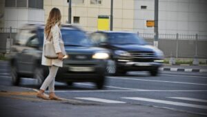 На Киевщине авто после лобового ДТП сбило пешеходов на тротуаре