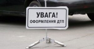 В Киеве патрульного зажало между автомобилями при оформлении ДТП: водитель пытался скрыться (Фото, видео)