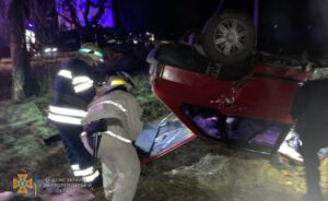 В Каменском районе перевернулся «ВАЗ»: водителя зажало в салоне