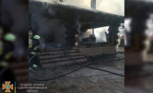 Пожар тушили 10 спасателей: под Днепром сгорела баня