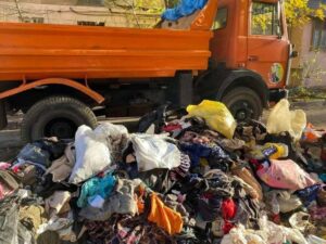 В Одессе из квартиры психически больной женщины вывезли три грузовика с мусором (Фото)