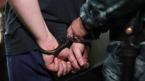 Отжимал окна и балконные двери: в Никополе задержали серийного вора