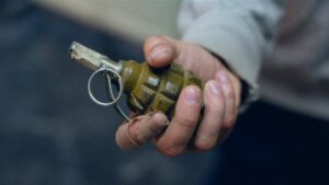 Днепрянин нашел на заборе у отца ручную гранату с запалом 
