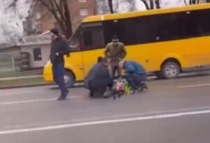 Отбросило на несколько метров: в Полтаве авто на скорости сбило ребенка (Видео)