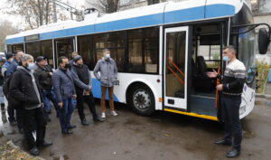Почти полгода занятий и полный соцпакет: как в Днепре учатся будущие водители троллейбусов