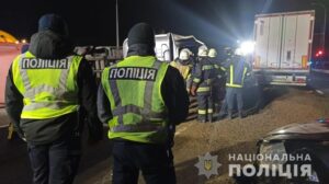 На Харьковщине в аварии погибли три человека: грузовик перевернулся и раздавил такси (Фото, видео)