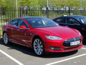 Электрокары Tesla будут снимать водителей на видео