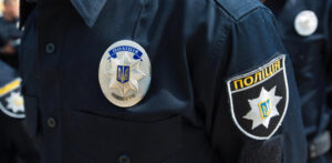 Пытался прыгнуть с 11-го этажа: в Виннице полицейские в последнее мгновение спасли мужчину (Видео)