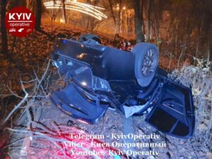 В Киеве водитель BMW сбежал с места аварии и унес с собой автономера (Фото)