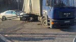 В Киевской области Mercedes-Benz столкнулся с грузовиком: за рулем легковушки был нардеп “Слуги народа” (Фото)