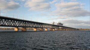В Днепре мужчина хотел спрыгнуть с Амурского моста (Видео)