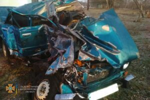 В Никополе автобус смял легковушку: ее водитель погиб на месте аварии (Фото)