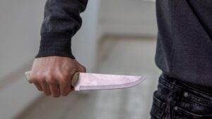 В Кривом Роге парень на глазах у детей набросился на родственников с ножом: один погибший и двое раненых
