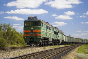 В Днепре грузовой локомотив переехал мужчину