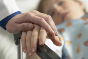 Зацепилась за провод: на Днепропетровщине 5-летняя девочка едва не задохнулась во время прогулки