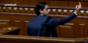 “Вы – главный предатель в стране”: нардеп Лерос показал средний палец Зеленскому на заседании Верховной Рады (Фото, видео)