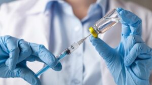 В Украине расширили список профессий с обязательной вакцинацией против коронавируса