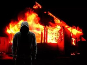 На Днепропетровщине мужчина разбил стекло в доме и бросил горючую смесь 