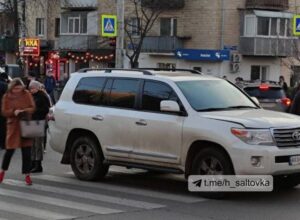 В Харькове внедорожник Toyota сбил на “зебре” двух несовершеннолетних (Видео)