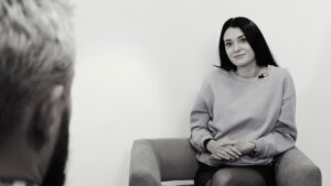 Зарплата, оружие, профдеформация: журналистка из Днепра рассказала о профессии (видео)